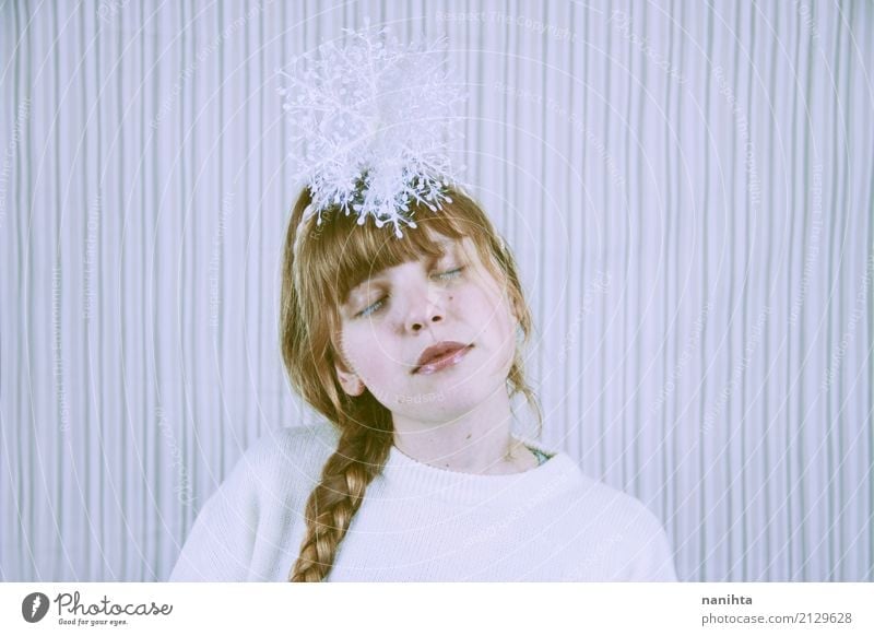 Junge blonde Frau mit einer Schneeflocke über ihrem Kopf Lifestyle Stil Erholung ruhig Winter Winterurlaub Feste & Feiern Weihnachten & Advent
