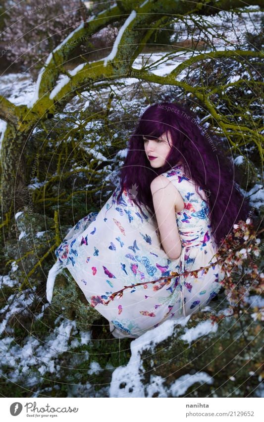 Junge Frau, die wie eine Fee in einem schneebedeckten Wald aussieht Stil Design Wellness harmonisch ruhig Mensch feminin Jugendliche 1 18-30 Jahre Erwachsene