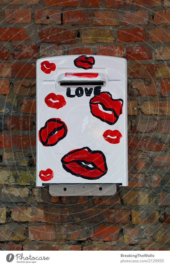 Weiße Weinlesepostbriefkasten mit den küssenden Lippen des Rotes Lifestyle Medienbranche Post Telekommunikation Metall Zeichen Graffiti alt Gefühle