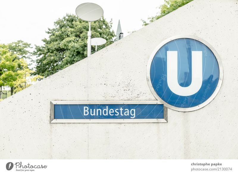 Bundestag unter Stadt Hauptstadt Berlin Deutscher Bundestag U-Bahnstation Schilder & Markierungen Beton Öffentlicher Personennahverkehr Politik & Staat