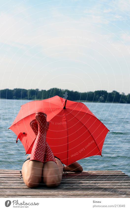 OK, ich warte... II Erholung Tourismus Ferne Sommerurlaub feminin Frau Erwachsene Himmel Schönes Wetter See Bikini Regenschirm Gummistiefel beobachten entdecken