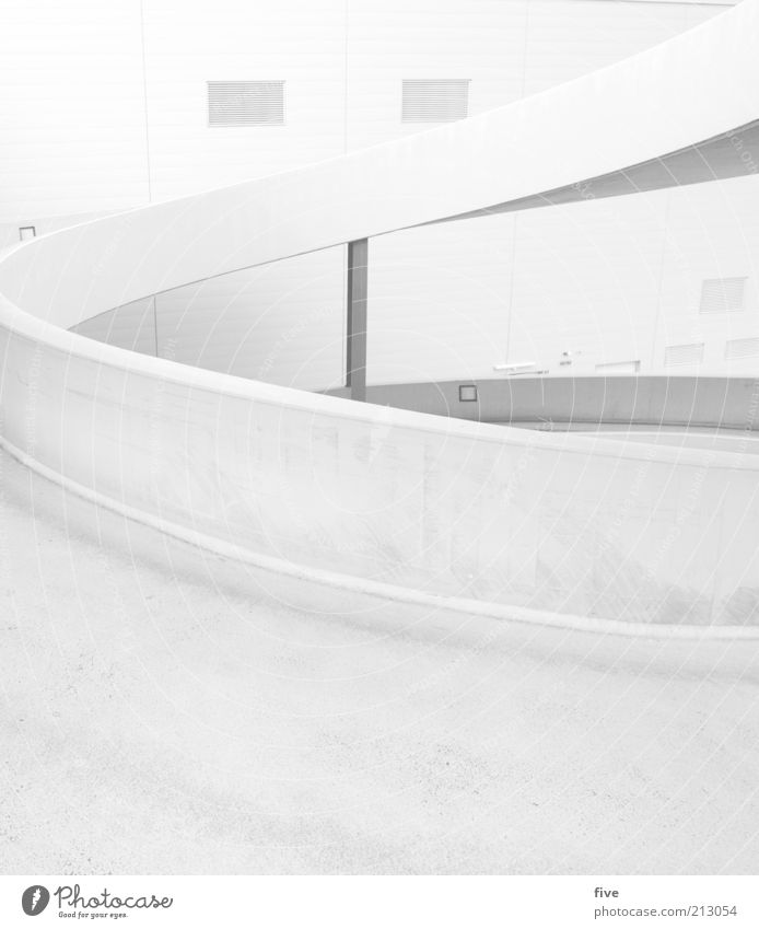 hinauf Hochhaus Parkhaus Bauwerk Gebäude Architektur Mauer Wand Straße Beton Sauberkeit grau weiß Öffentlich Kurve Schwarzweißfoto Außenaufnahme Tag