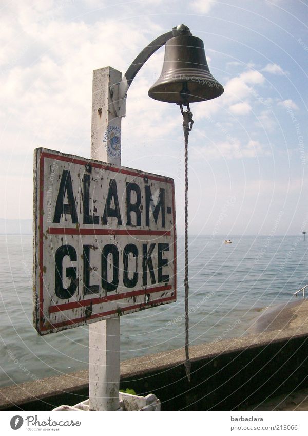 Wenn die Alarmglocken läuten Ferien & Urlaub & Reisen Sommer Strand Schriftzeichen Hinweisschild Warnschild historisch Schutz Wachsamkeit Außenaufnahme Glocke