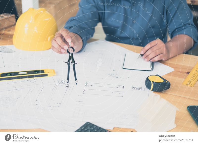 Architekt oder Planer, die an Zeichnungen für Bau arbeiten Design Schreibtisch Arbeit & Erwerbstätigkeit Beruf Büro Business Sitzung Computer Notebook