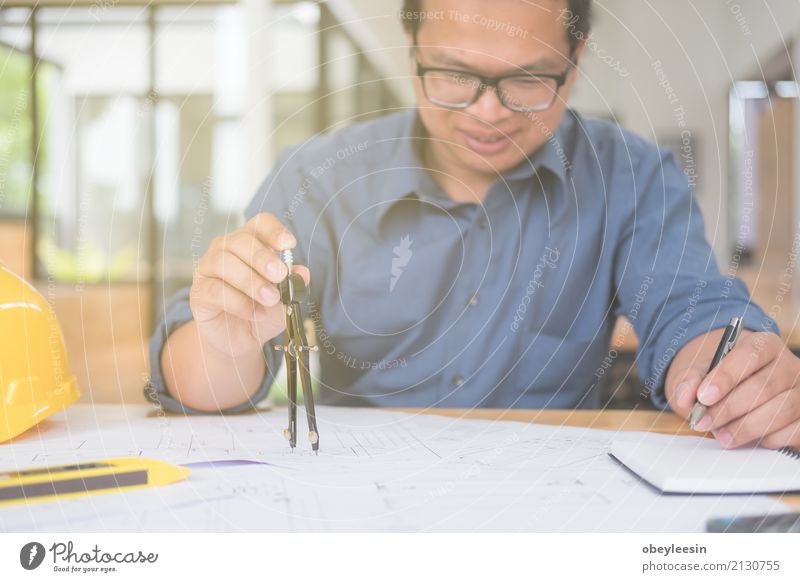 Architekt oder Planer, die an Zeichnungen für Bau arbeiten Design Schreibtisch Arbeit & Erwerbstätigkeit Beruf Büro Business Sitzung Computer Notebook