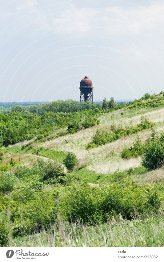 LanstroperEi Landschaft Luft Wolken Frühling Gras Sträucher Wildpflanze Hügel Deutschland Wasserturm hoch kalt blau braun grün weiß Neugier Lager Ferne weit