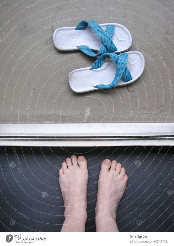Schwellenangst Mensch Frau Erwachsene Beine Fuß 1 Schuhe Flipflops stehen blau grau weiß Badelatschen Türschwelle Teppich Zehen warten Trennlinie Farbfoto