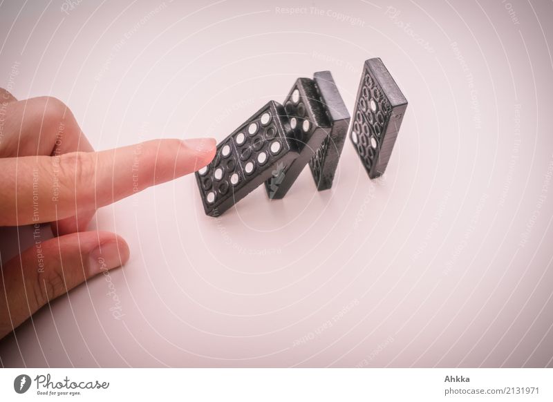 Eine Hand die eine Dominokette anstößt Mensch Finger Spielzeug Dominosteine fallen machen Spielen Optimismus Erfolg Macht Tatkraft Verantwortung standhaft