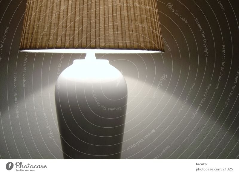 Lampenlicht Lampenschirm Licht Stehlampe Wohnzimmer Physik Abend braun weiß Wand Häusliches Leben Regenschirm Schatten Wärme Haus
