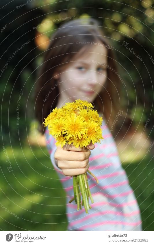 For you! | Mädchen mit Löwenzahn-Blumenstrauß feminin Kind 1 Mensch 8-13 Jahre Kindheit brünett blond langhaarig Lächeln Freundlichkeit Glück positiv