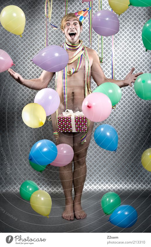 HAPPY BIRTHDAY Freude Party Feste & Feiern Geburtstag Mensch maskulin 18-30 Jahre Jugendliche Erwachsene Luftballon Lächeln stehen Freundlichkeit Fröhlichkeit