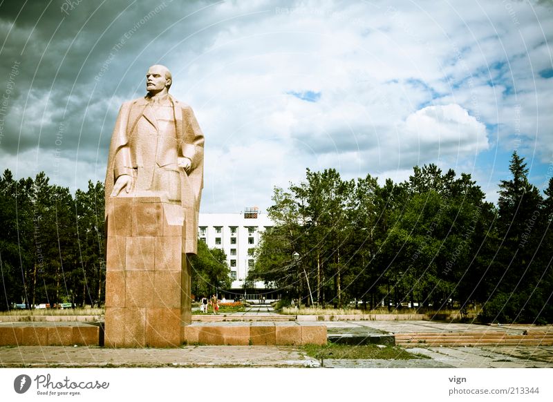 Blick in die rechte Ecke Kunst Skulptur Gewitterwolken schlechtes Wetter Karaganda Kasachstan Bekanntheit eckig fest Farbfoto Außenaufnahme Menschenleer
