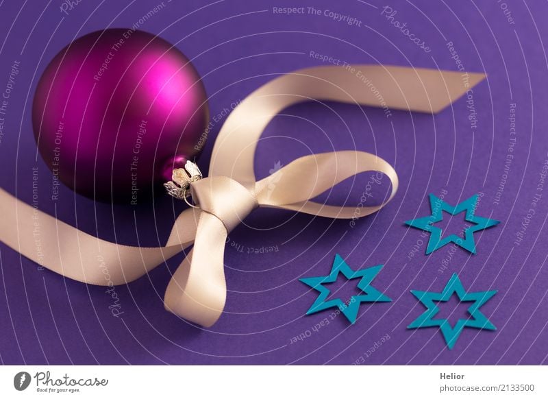 Violette Weihnachtskugel auf lila Hintergrund Design Freude Feste & Feiern Weihnachten & Advent Glas Ornament Kugel Schnur Schleife glänzend schön blau violett
