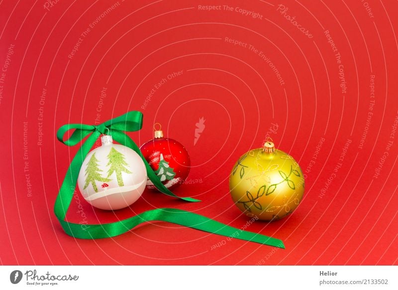 Weihnachtskugeln mit grünem Geschenkband Design Freude Feste & Feiern Weihnachten & Advent Glas Ornament Kugel Schnur Schleife glänzend rund rot weiß Vorfreude