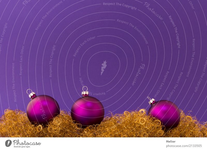 Violette Weihnachtskugeln auf lila Hintergrund mit Goldflitter Design Freude Feste & Feiern Weihnachten & Advent Glas Metall Zeichen Ornament Kugel glänzend