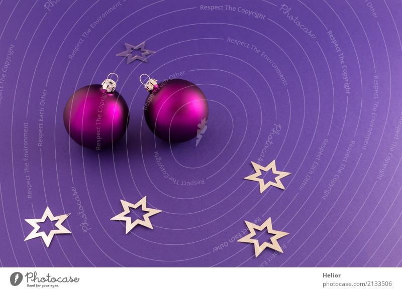 Violette Weihnachtskugeln auf lila Hintergrund Design Freude Feste & Feiern Weihnachten & Advent Zeichen Ornament Kugel schön violett silber Gefühle Stimmung