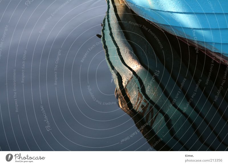 einfach nur rumliegen Wasserfahrzeug Bootswand türkis Reflexion & Spiegelung nass feucht Außenaufnahme Menschenleer Schatten Sonne Riffel Strukturen & Formen