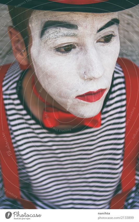 Junger Mann, der ein Clownkostüm trägt Stil Design Schminke Lippenstift Feste & Feiern Karneval Halloween Mensch maskulin Jugendliche 1 18-30 Jahre Erwachsene