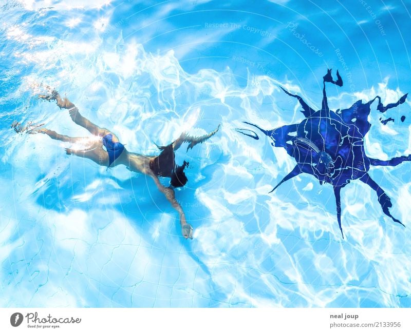 Junges Mädchen taucht im Swimming Pool Schwimmen & Baden feminin Kind Körper 8-13 Jahre Kindheit Schwimmbad Wasser Sonne tauchen exotisch frei Glück einzigartig