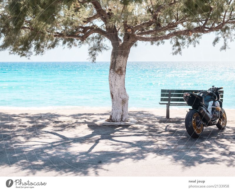 Schattenparker Sommerurlaub Meer Motorrad Baum Kreta Menschenleer Wartebank Parkplatz kaufen warten einfach einzigartig rebellisch Lebensfreude Fernweh
