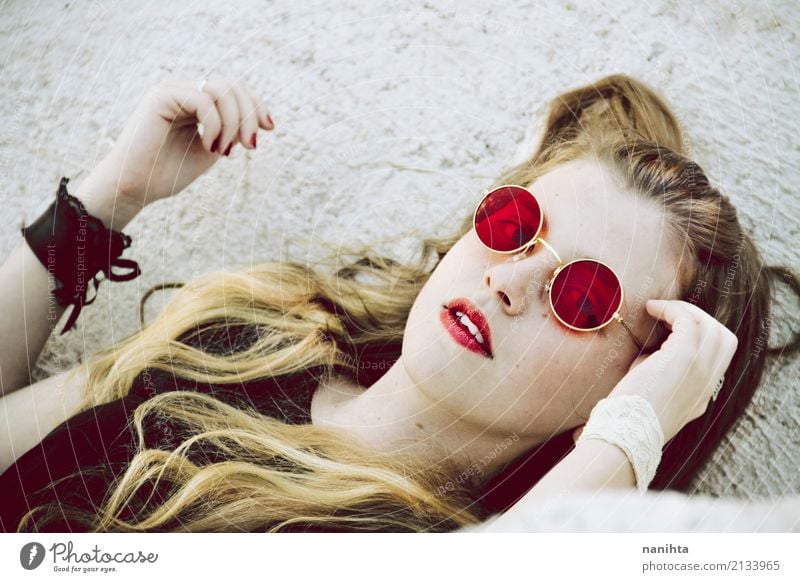 Junge blonde Frau mit roter Sonnenbrille Lifestyle Stil schön Haut Gesicht Mensch feminin Junge Frau Jugendliche 1 18-30 Jahre Erwachsene Jugendkultur