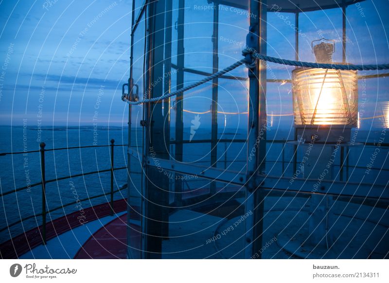 rechts. Ferien & Urlaub & Reisen Tourismus Abenteuer Ferne Freiheit Natur Wetter Küste Meer Schweden Hafenstadt Leuchtturm leuchten Blick achtsam Wachsamkeit