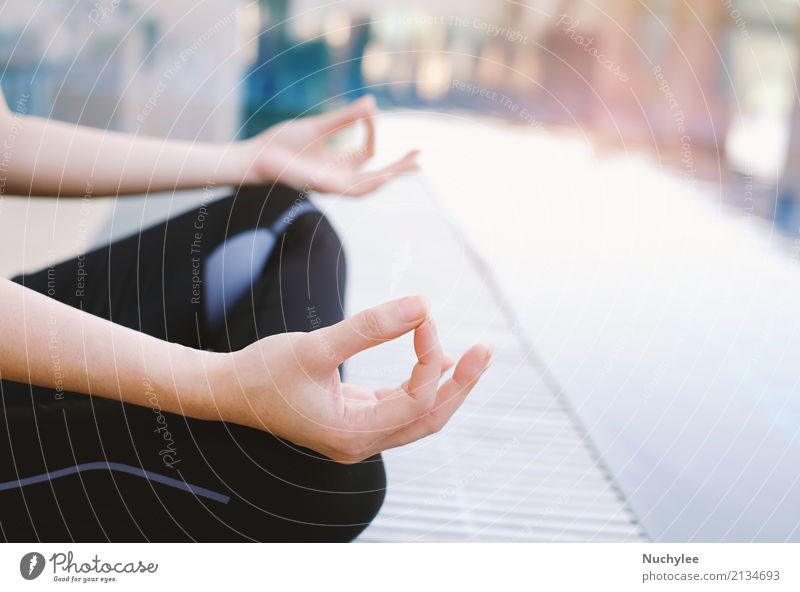 Frau meditiert im Lotussitz Lifestyle Körperpflege Gesundheitswesen Wellness Erholung Meditation Schwimmbad Freizeit & Hobby Yoga Erwachsene Hand Finger sitzen