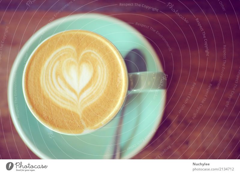 Cappuccino oder Latte Kaffee mit Herzform Frühstück Getränk Kakao Espresso Teller Löffel Design Tisch Kunst Wärme Holz Liebe heiß retro braun Lebensmittel