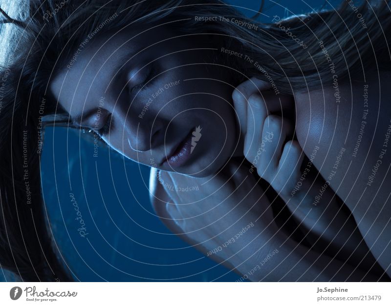 The Sound of Safety. Sinnesorgane Mensch feminin Junge Frau Jugendliche 18-30 Jahre Erwachsene schlafen träumen blau geheimnisvoll kalt ruhig Schwäche