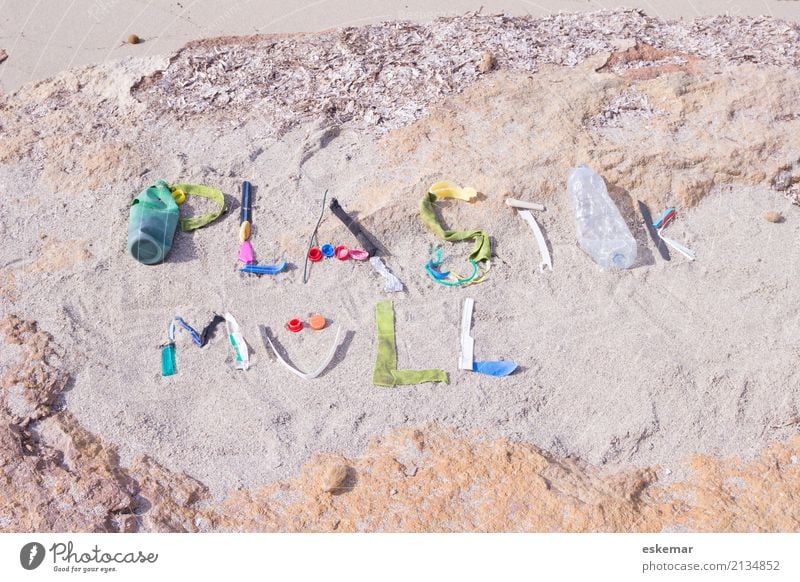 Plastikmüll Strand Meer Umwelt Sand Sonnenlicht Küste Verpackung Kunststoffverpackung Müll Kunststoffmüll Plastiktüte Schriftzeichen Text dreckig