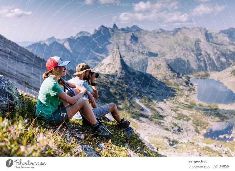 Ein paar Trekker. Freundschaft Partner Natur Landschaft Hügel Felsen Alpen Berge u. Gebirge Gipfel genießen hängen Lächeln Ferien & Urlaub & Reisen Blick