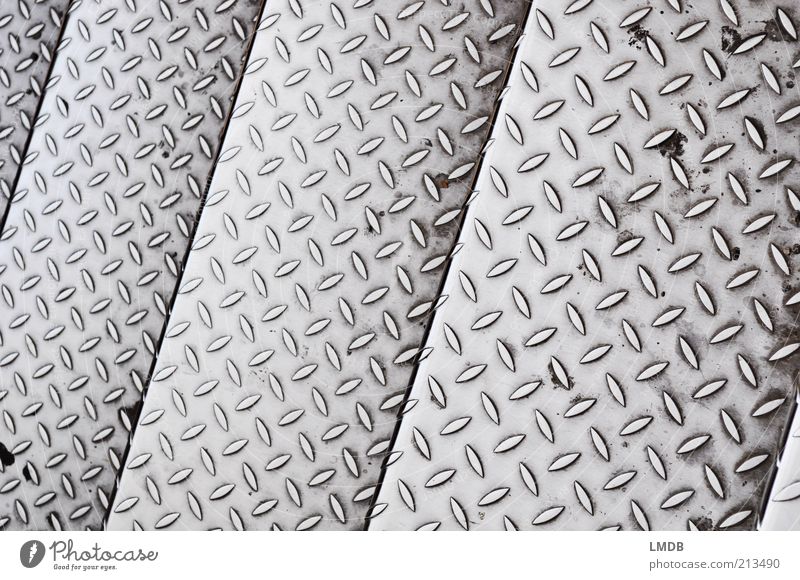 /\ V /\ V /\ V /\ V /\ V /\ V Metall grau silber Aluminium Prägung Lamelle Blech Treppe Streifen parallel dreckig verschränkt Boden Bodenplatten Hintergrundbild