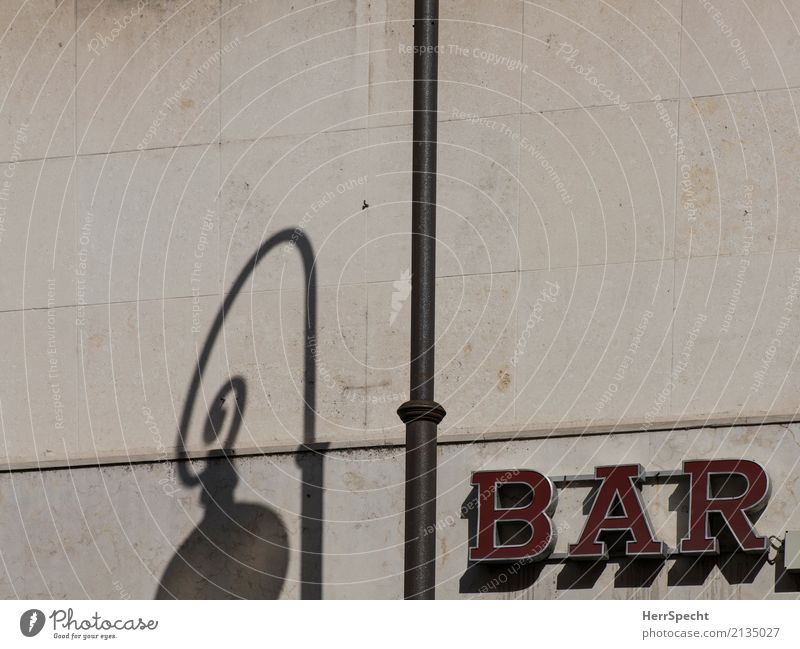 bar Italien Stadtzentrum Mauer Wand Fassade Schriftzeichen braun rot Leuchtreklame Leuchtbuchstabe Straßenbeleuchtung Laternenpfahl Schattenspiel Farbfoto