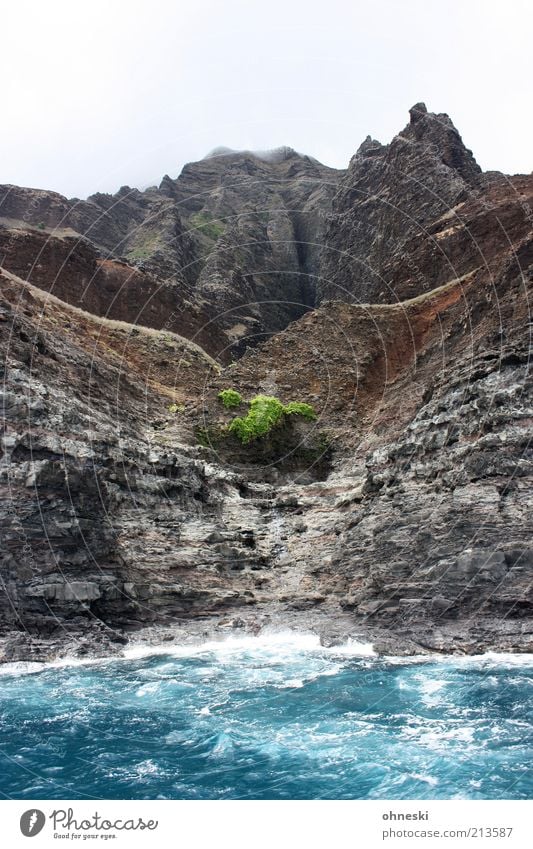 Na Pali Coast Landschaft Urelemente Erde Wasser Himmel Felsen Wellen Küste Bucht Meer Pazifik Insel Kauai wild Kraft ursprünglich Felsküste Farbfoto