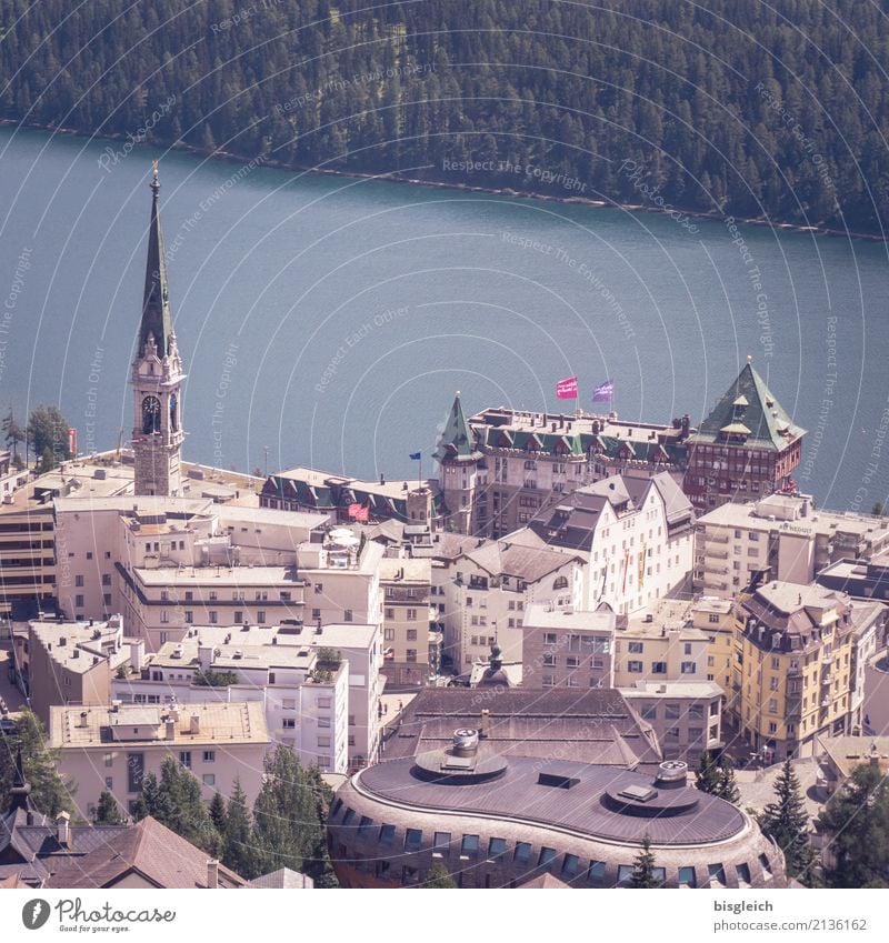 St. Moritz Schweiz Europa Stadt Stadtzentrum Skyline Kirche blau grün See Farbfoto Gedeckte Farben Außenaufnahme Menschenleer Tag