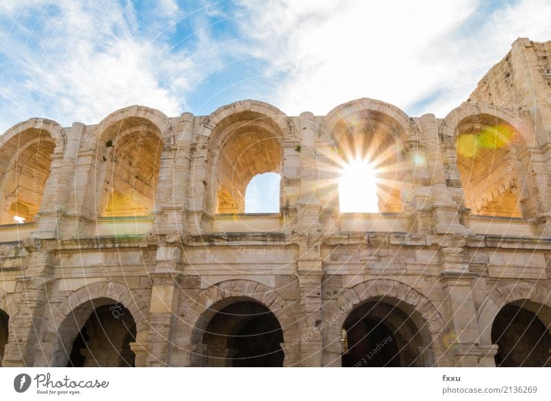 Amphitheater von Arles Kolosseum Camargue Gegenlicht Sonnenstrahlen Sonnenenergie Sommer Attraktion Sehenswürdigkeit Frankreich Südfrankreich Abenddämmerung