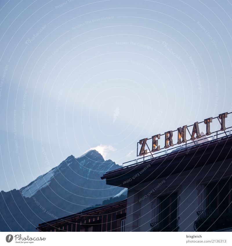 Zermatt Sommer Berge u. Gebirge Schweiz Europa Dorf blau Himmel Farbfoto Gedeckte Farben Außenaufnahme Menschenleer Textfreiraum oben Morgendämmerung