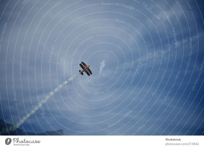 Überflieger fliegen Flugzeug Kunstflugfigur Himmel Wolken Doppeldecker Fluggerät frei Unendlichkeit blau Lebensfreude Begeisterung Coolness Farbfoto