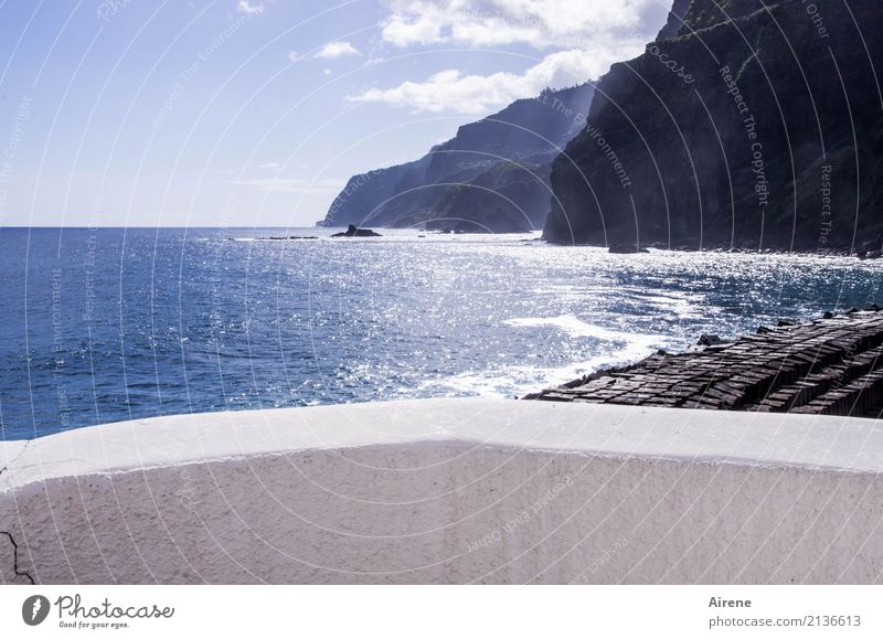 einfach nur schauen Sommerurlaub Meer Landschaft Wasser Himmel Schönes Wetter Küste Klippe Madeira hell maritim blau weiß Fernweh Ferien & Urlaub & Reisen Mole