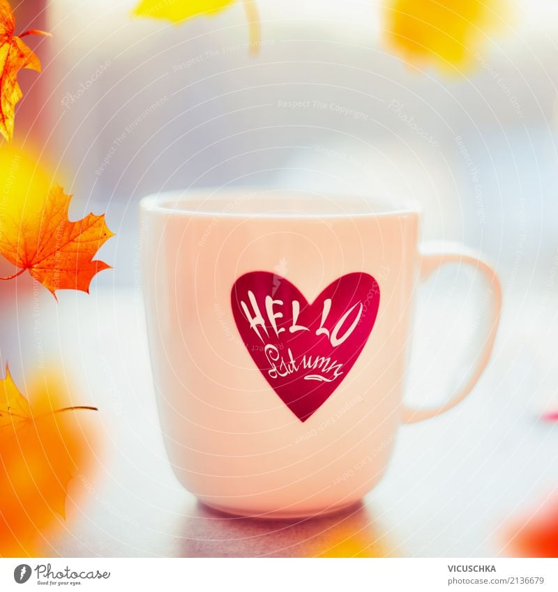 Tasse mit Text Halle Herbst Getränk Heißgetränk Kakao Kaffee Tee Stil Design Natur Schönes Wetter Blatt gelb September Hello Autumn Farbfoto Außenaufnahme