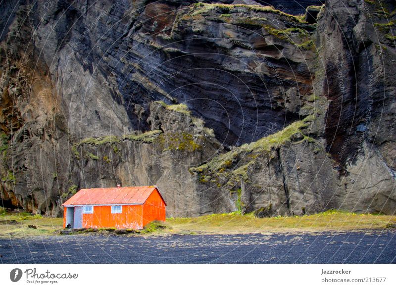 Red Cottage Natur Landschaft Küste Menschenleer Hütte Island Farbfoto Außenaufnahme Tag Kontrast Starke Tiefenschärfe Totale Felsen orange Holzhütte