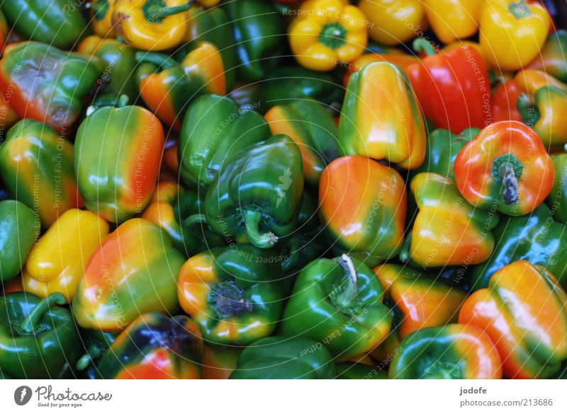 Paprika Lebensmittel Gemüse mehrfarbig chaotisch viele mehrere grün gelb rot gemischt glänzend Vegetarische Ernährung pflanzlich Farbfoto Außenaufnahme Muster