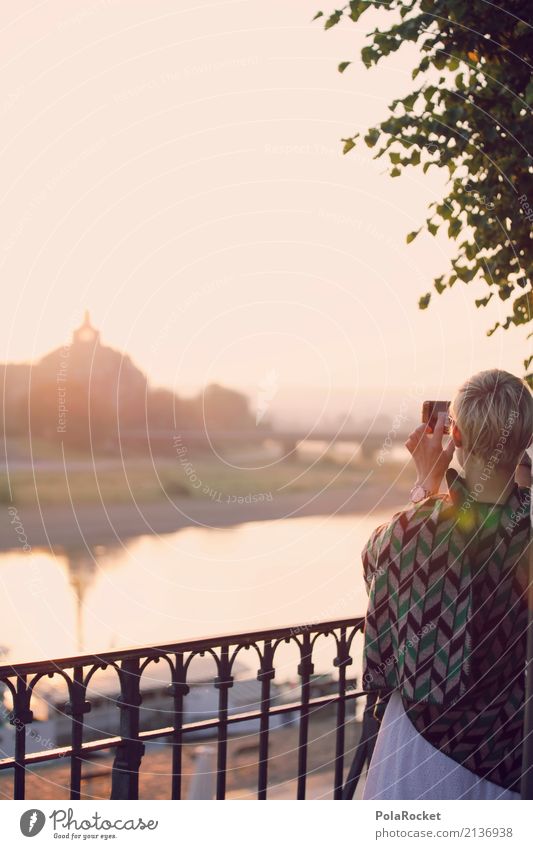 #A# Tourist 1 Mensch ästhetisch Frau Dresden Elbe Umhang Geländer Handyfoto Selfie Handy-Kamera Farbfoto Gedeckte Farben Außenaufnahme Nahaufnahme Experiment