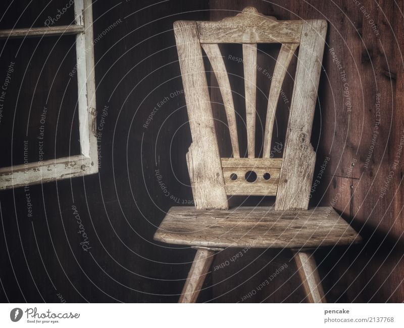 nacht | einsamkeit Fenster Holz dunkel retro Design Pause ruhig träumen Traurigkeit Stuhl leer trist Nostalgie Holzstuhl Allgäu Einsamkeit Vergangenheit