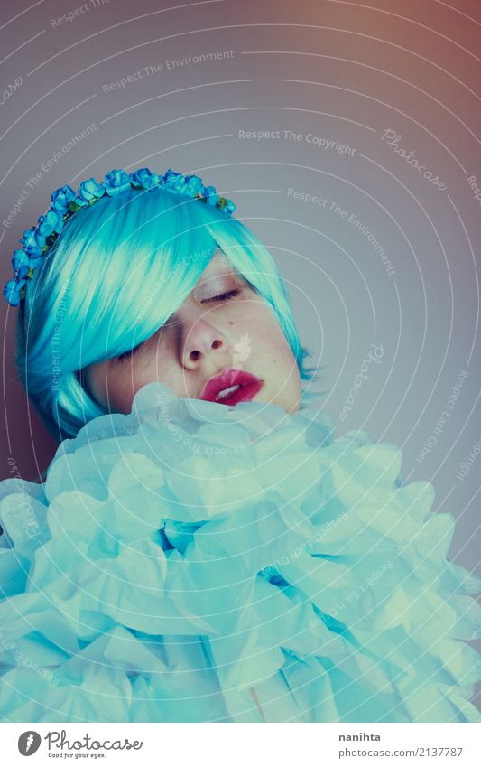 Junge Frau mit dem blauen Haar hinter einem Papierblumenstrauß elegant Stil schön Schminke Mensch feminin Jugendliche 1 18-30 Jahre Erwachsene Haarband