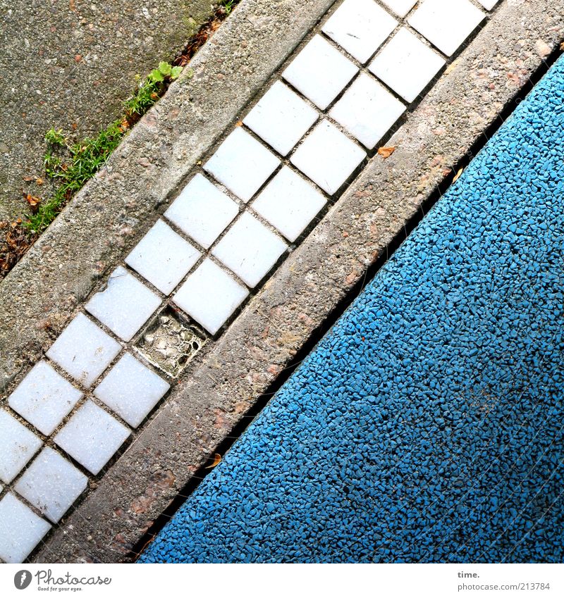 Erinnerungsstück Straße Stein Beton außergewöhnlich eckig kaputt klein modern blau grau Farbe Mosaik Bodenbelag Straßenbelag Belag Farbstoff parallel diagonal