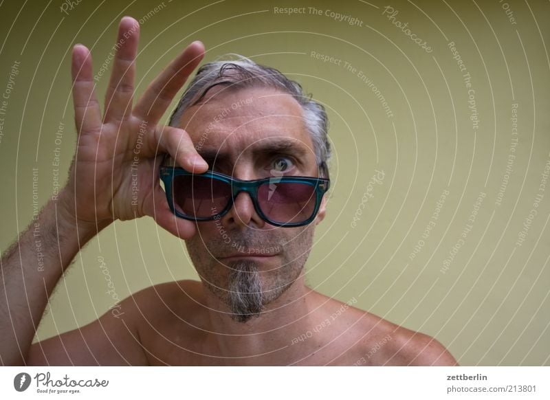 Blick in die Kamera Mann Erwachsene Gesicht Bart 45-60 Jahre Brille Sonnenbrille grauhaarig kurzhaarig Scheitel skurril erstaunt Kinnbart staunen skeptisch