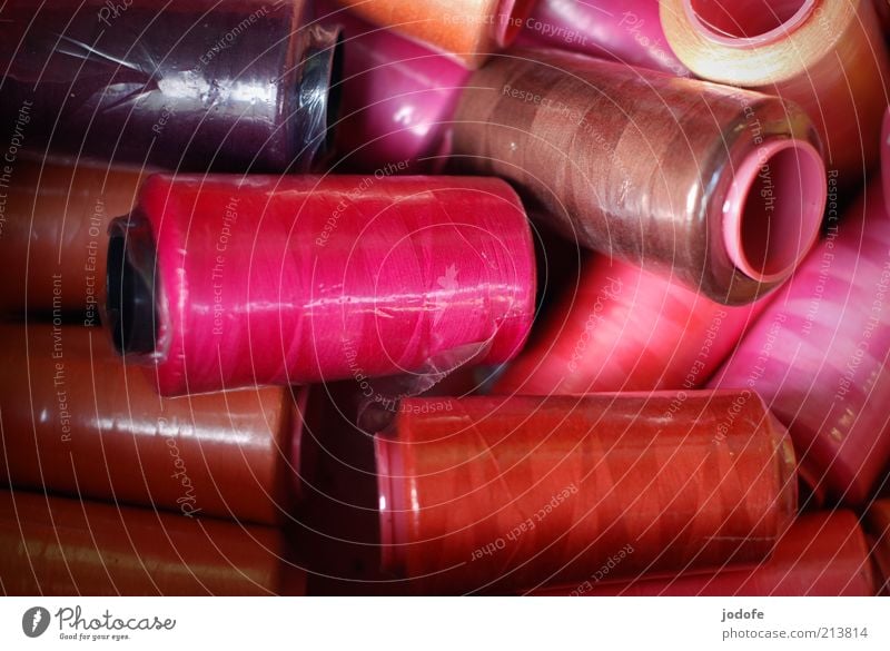 Nähgarn Kitsch Krimskrams rosa rot Farbe verpackt Kunststoff glänzend nähgarnrollen knallig Farbfoto mehrfarbig Außenaufnahme Menschenleer Tag Schatten