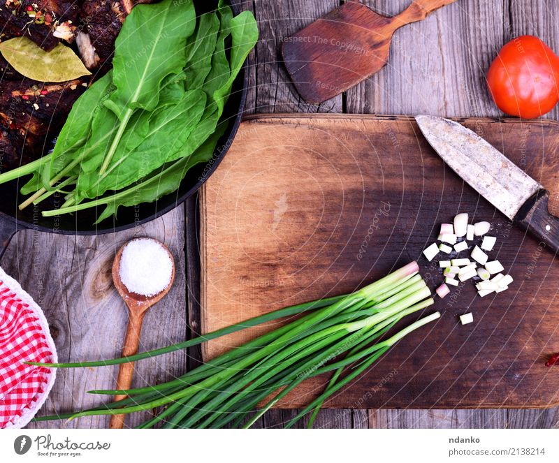 Gehackte grüne Zwiebel Lebensmittel Fleisch Gemüse Salat Salatbeilage Pfanne Messer Löffel Pflanze Holz braun Top Koch Salz Farbfoto Nahaufnahme Menschenleer