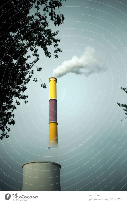 Rauchender bunter Schornstein Energiewirtschaft Heizkraftwerk Kühlturm Fernwärme Elektrizität Chemnitz Wasserdampf Klimawandel hoch bemalt CO2 langer Lulatsch